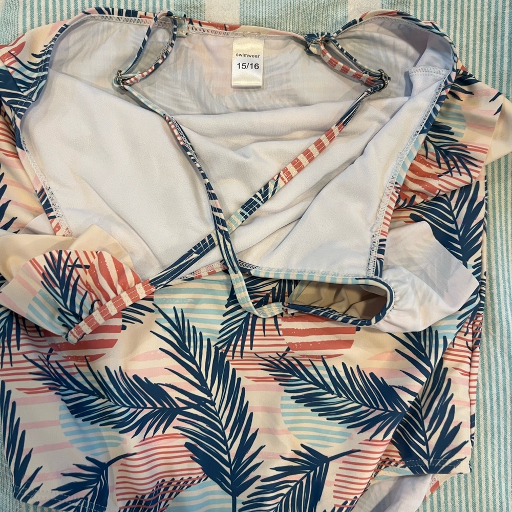 Women’s swimsuit. Junior size 15-16z - Picture 3 of 3